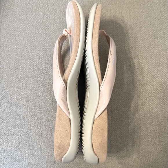 🩴 Vionic Dillon Pink Patent Flip Flops 🩴 - Picture 3 of 10